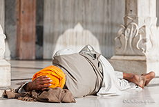 Schlafender Pilger im Tempel