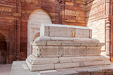 Grab des Schams ad-Din Iltutmish (Altamsh; † 1236)  im Qutb Minar Komplex