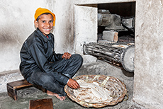 ein Junge sammelt das Brot zusammen