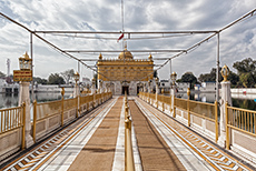 Eine kleine Brücke führt zum Durgiana Tempel, Amritsar