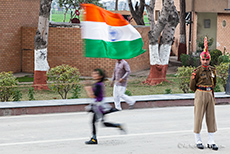 Mädchen mit Indischer Fahne, Wagah Border