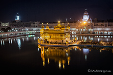Blick über das Tempelgelände bei Nacht, Amritsar