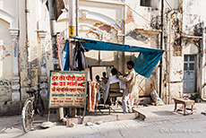 Straßenfriseur in Haridwar