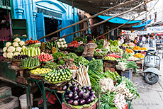 Gemüsestand in den engen Gassen Haridwars
