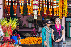 Manju und Andrea an einem Blumenstand