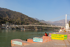 Ghats am heiligen Ganges mit der Ram Jhula Hängebrücke, Rishikesh