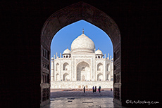 Blick aus einem Bogen vom Eingang des Gästehauses auf das Taj Mahal