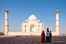 eine indische Familie betrachtet das Taj Mahal