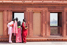Junge Frauen betrachten das Taj Mahal