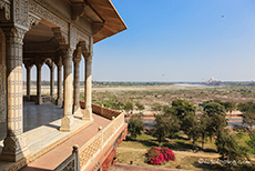 der Pavillon mit Blick auf das Taj Mahal