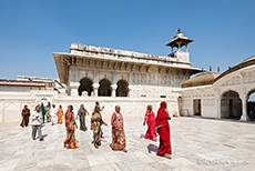 Indische Touristen am Khas Mahal im Roten Fort