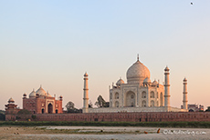 letztes Licht auf dem Taj Mahal ehe die Sonne im  Dunst versinkt