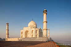 erstes warmes Licht auf dem Taj Mahal