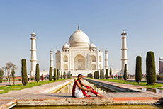 eine andere Schönheit posiert vor dem Taj Mahal