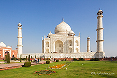 Blick vom Rasen aus auf das Taj Mahal