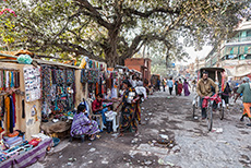 Viele Einkaufsstände vor den Ghats, Varanasi