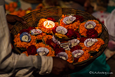 kleine Schiffchen mit Kerzen für den Ganges