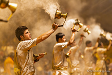 sieben Priester bieten die Zeremonie synchron dar (Aarti), Varanasi