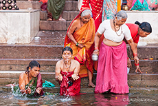 Die Frauen waschen sich im Ganges ...