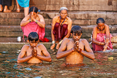 Auch die Jüngsten beten im Ganges, Varanasi