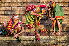 Frauen waschen ihre Saris im Ganges