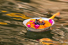 Brennendes Blumenschiffchen auf dem Ganges, Varanasi