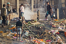 Menschen am Verbrennungsghat, Varanasi