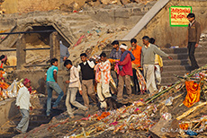 Ein Leichnam wir zum Verbrennen gebracht, Varanasi