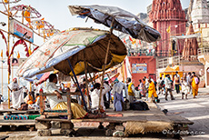 Heilige Männer an den Ghats, Varanasi