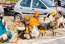 Bettler säumen den Weg zu den Ghats, Varanasi