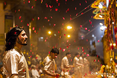 Priester im Blütenregen, Aarti, Varanasi