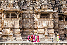 Indische Frauen mit bunten Saris besichtigen die Tempel