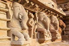 Elefanten tragen den Tempel, Khajuraho