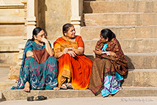 Indische Frauen auf den Stufen eines Tempels, Khajuraho