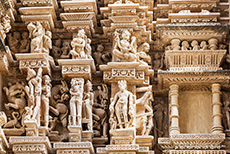 kunstvolle Figuren zieren den Tempel, Khajuraho