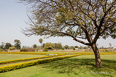 Ein gepflegter Park umgibt den Tempel