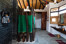 Liebevoll gestaltete Dusche in der Flame of the Forest Lodge, Kanha Nationalpark