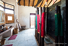 Tolle Dusche mit Blick auf die Außendusche in der Flame of the Forest Lodge, Kanha Nationalpark