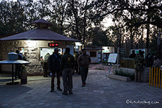 Frühmorgens am Gate zum Kanha Nationalpark