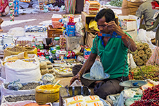 Gewürzhändler auf einem indischen Markt