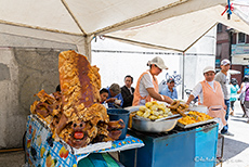 Essenstände in den Straßen von Quito, Ecuador