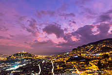 Farbenspiel zur blauen Stunde über Quito, Ecuador