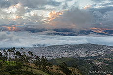 Wolken und Nebel über der Stadt Ibarra