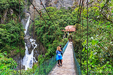 Hängebrücke vor dem Wasserfall Pailon del Diablo