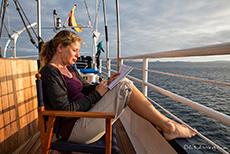 Andrea schreibt ihre Reiseeindrücke nieder, Insel Rábida, Galapagos Inseln