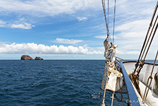Die Fahrt führt an den Gordon Rocks vorbei, Galapagos Inseln