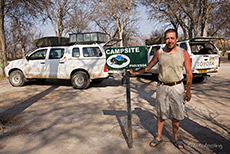 Ralf mit unserer Campsite, Nxai Pan Nationalpark