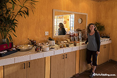 Andrea am Frühstücksbüfett, Casa Piccolo, Windhoek, Namibia