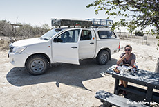 Kurze Pause auf dem Weg in den Westteil des Etosha Nationalparks, Namibia