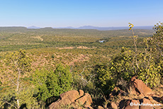 Aussicht auf den Damm und Tlopi Tended Camp im Marakele Nationalpark, Südafrika